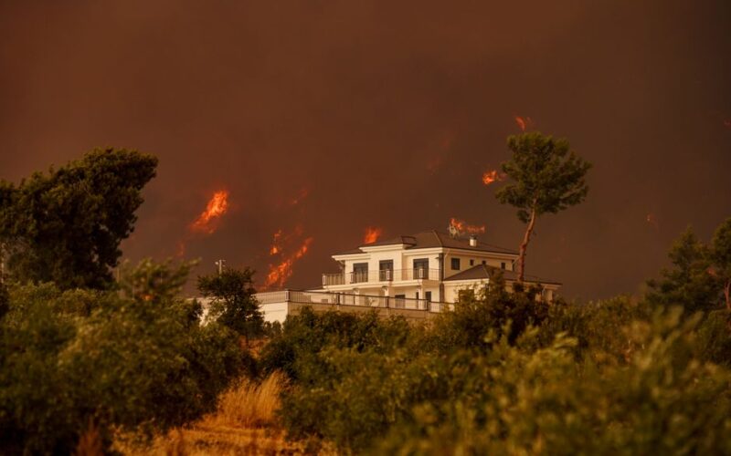 More than 220,000 evacuated in France and Spain due to wildfires